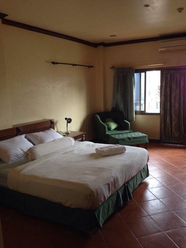 Hotel The Irish Clock Udon Thani Exterior foto